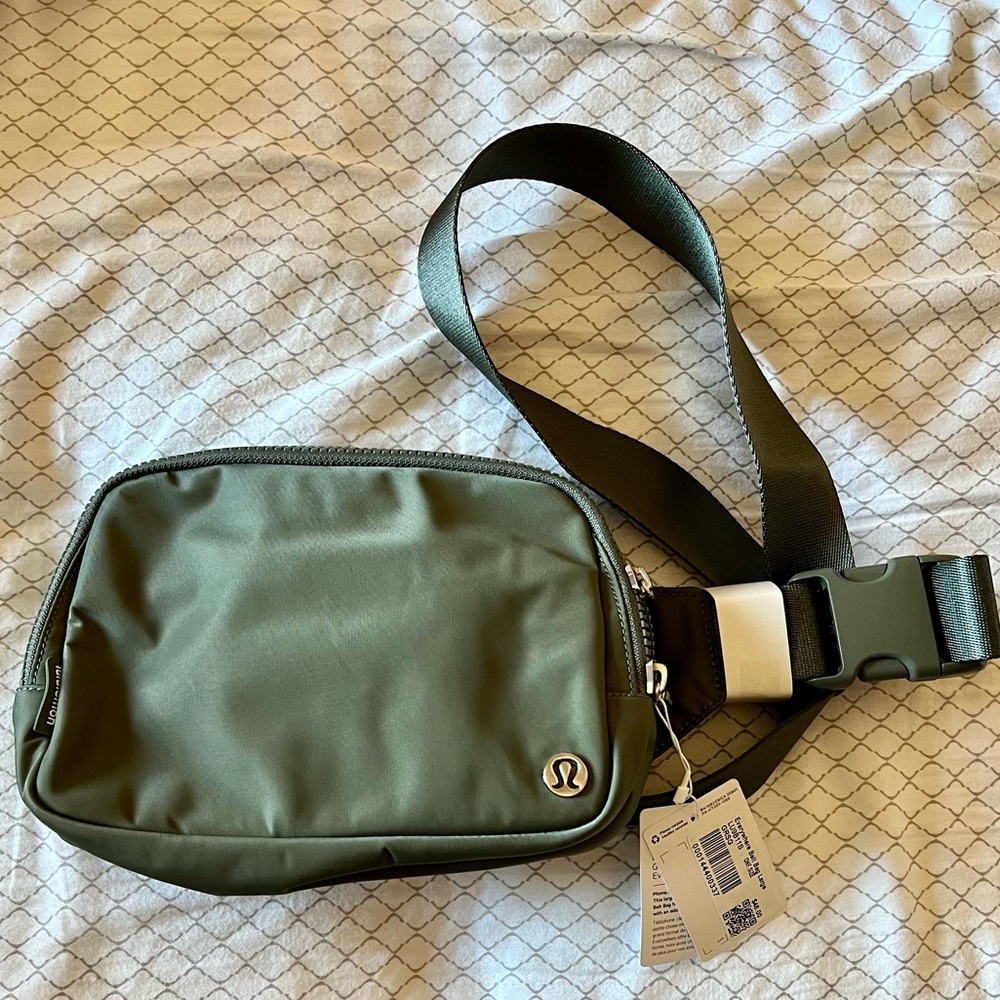 NWT Lululemon everywhere belt bag LARGE sage green